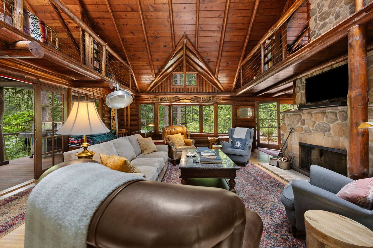 Lookout Log Cabin:  Welcome Living Room