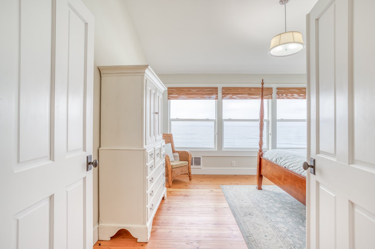 King Bedroom with ocenaview