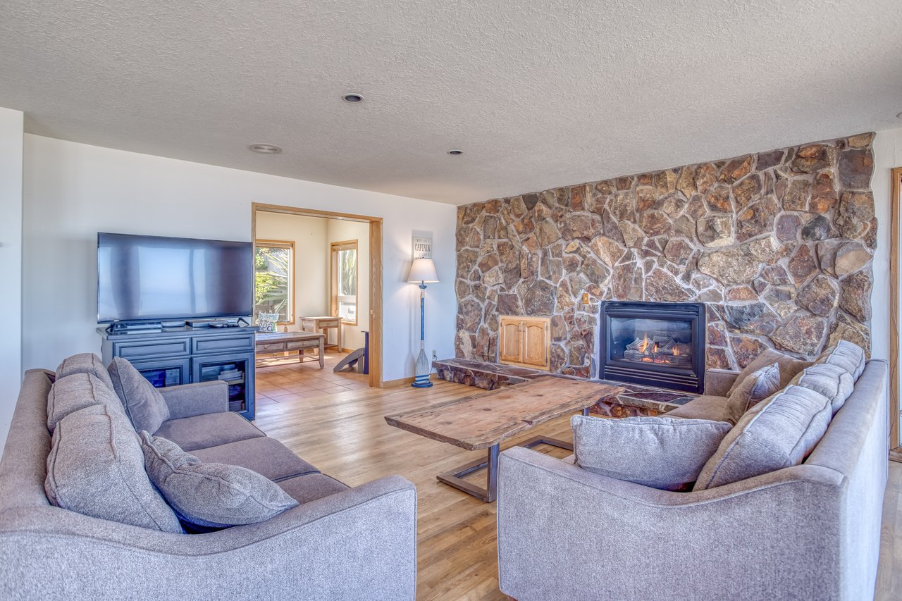 Living Room with fireplace