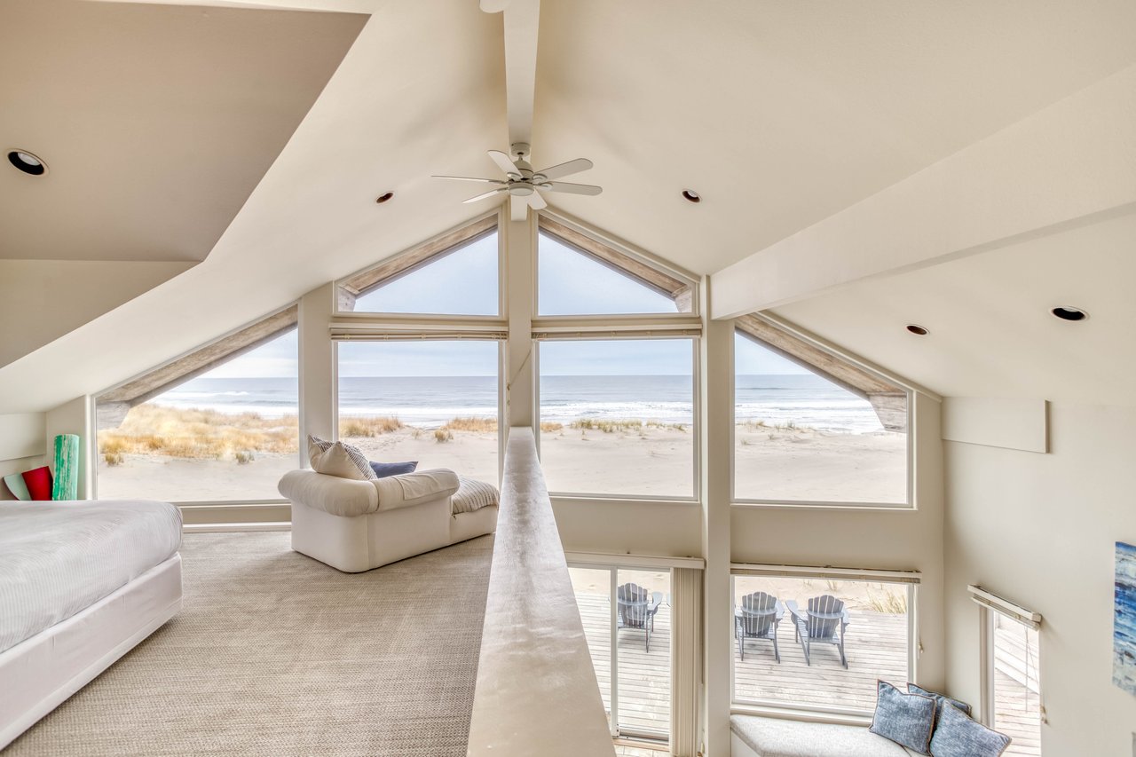 Living room loft with extended views of the beach