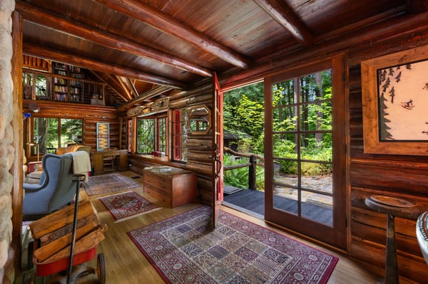 Lookout Log Cabin:  Entry