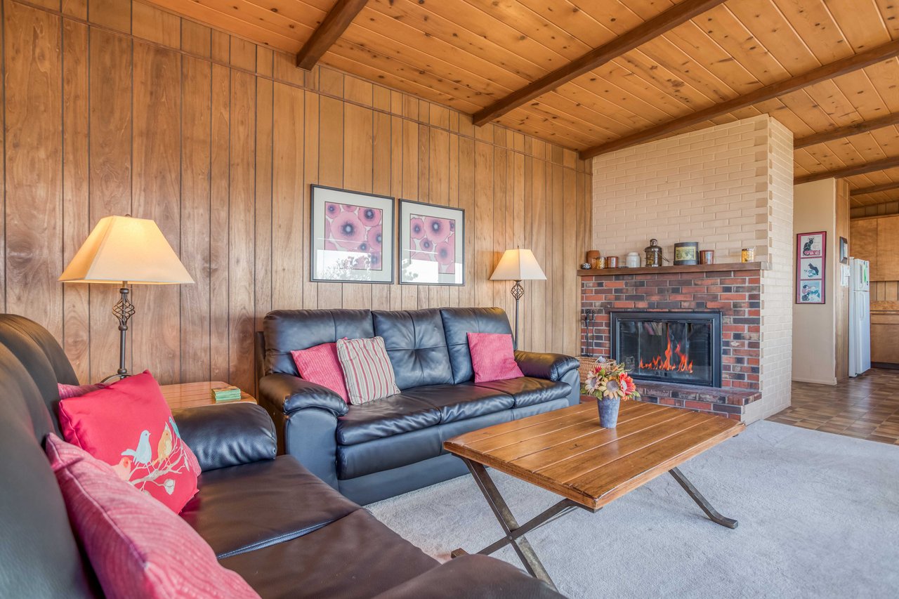 Living Room with fireplace