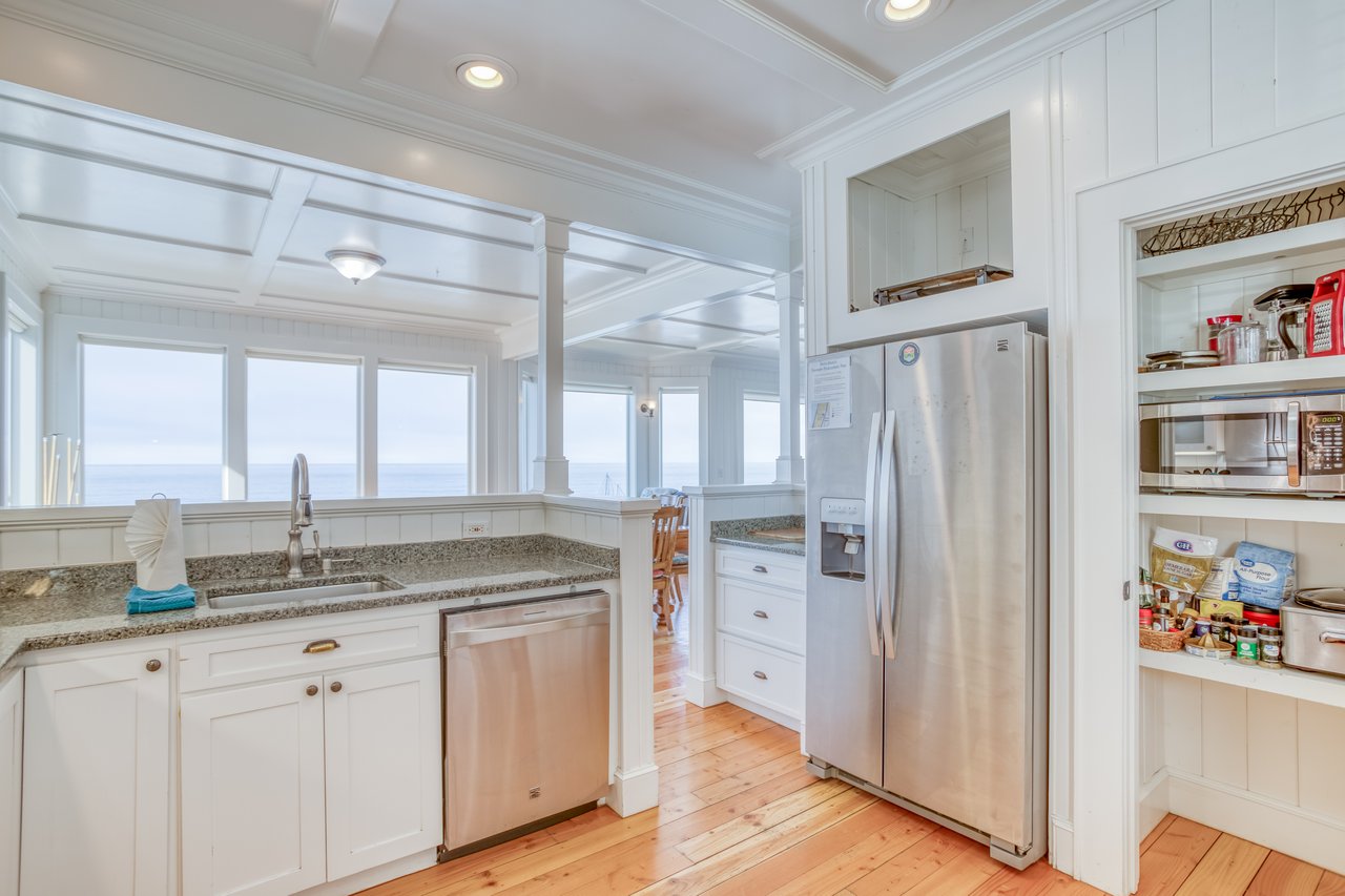 Kitchen with latest appliances