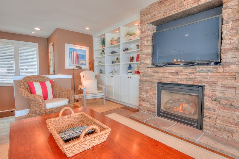 Living Room with fireplace
